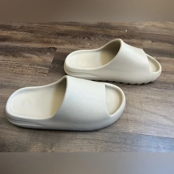 Adidas Yeezy Slides Bone White Size 11 - Picture 2 of 8